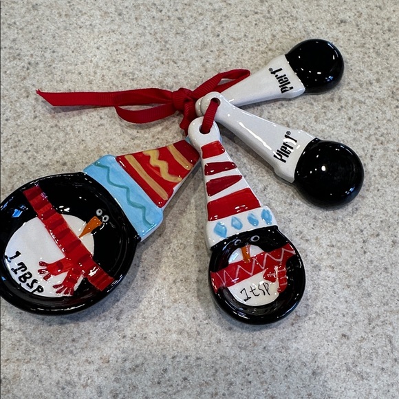 Pier 1 Christmas penguins, ceramic nesting, measuring spoons. Set a four spoons. - Picture 6 of 11